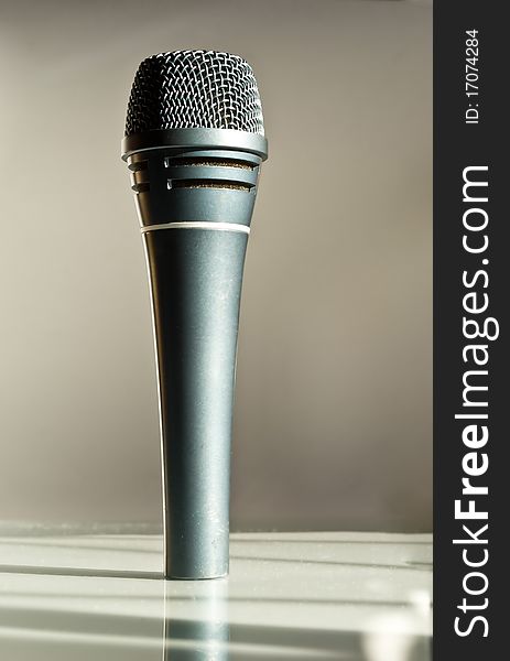 Vocal microphone in an upright position