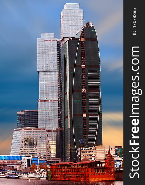 He image of skyscraper under the sunset