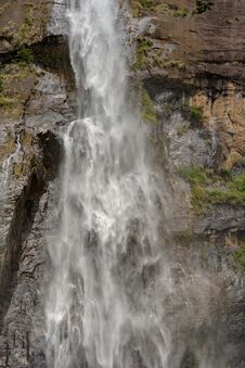 Sunny Day In The Tropical Waterfall Falls From The Mountain Cliff To The Jungle, Serene Landscape Of Diyaluma Falls. Royalty Free Stock Images Sunny Day In The Tropical Waterfall Falls From The Mountain Cliff To The Jungle, Serene Landscape Of Diyaluma Falls. Royalty Free Stock Images