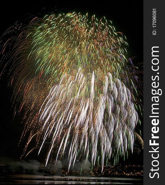 An image of beautiful fireworks celebration of the Bicentennial international Balloon festival 2010 LeÃ³n Guanajuato MÃ©xico