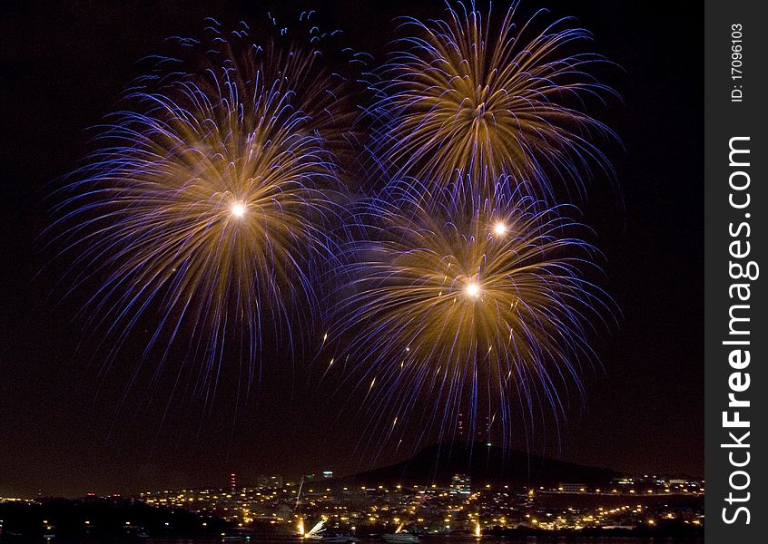 An image of beautiful fireworks celebration of the Bicentennial international Balloon festival 2010 León Guanajuato México