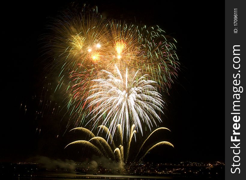 An image of beautiful fireworks celebration of the Bicentennial international Balloon festival 2010 LeÃ³n Guanajuato MÃ©xico