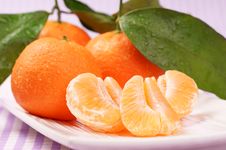 Whole And Sectioned Clementines Royalty Free Stock Photography Whole And Sectioned Clementines Royalty Free Stock Photography