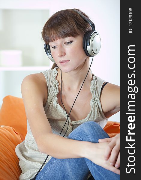 Woman with earphones hearing music