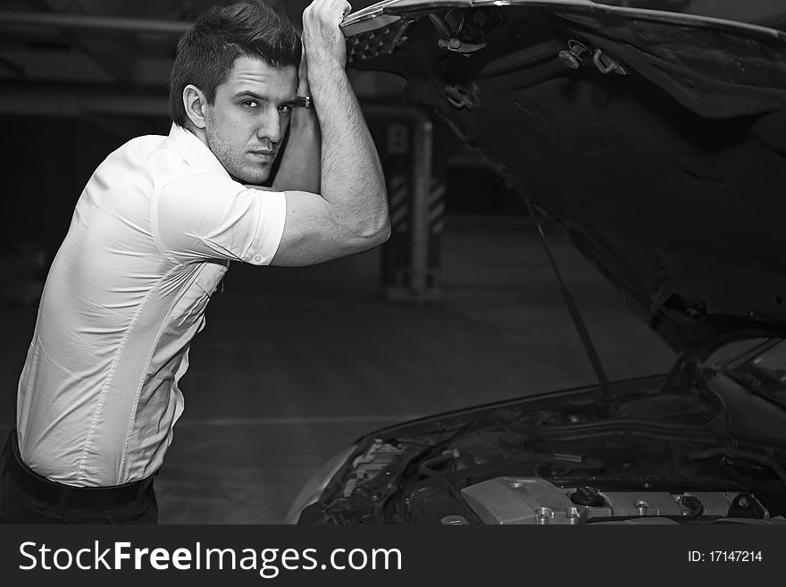 Young man car mechanician. Photo.
