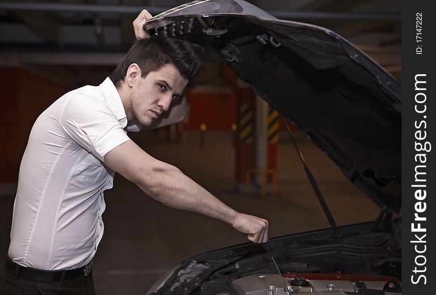 Young man car mechanician. Photo.