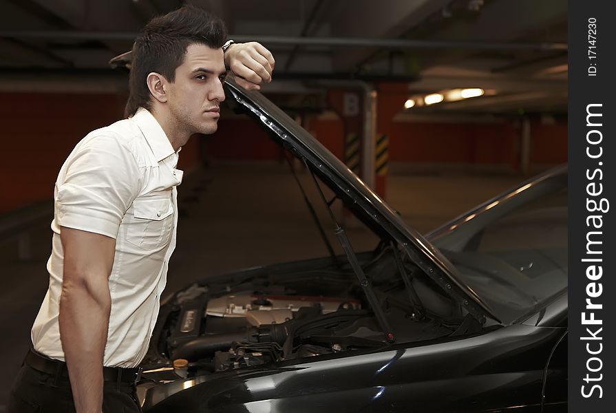 Young man car mechanician. Photo.
