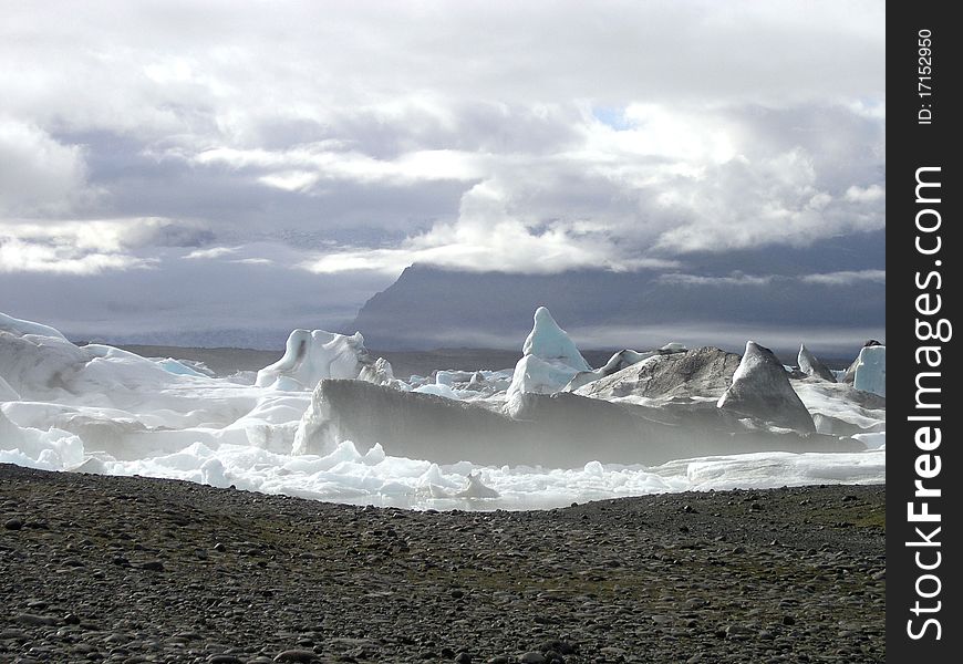 The mysterious â€œJokulsarlon lakeâ€ in Iceland