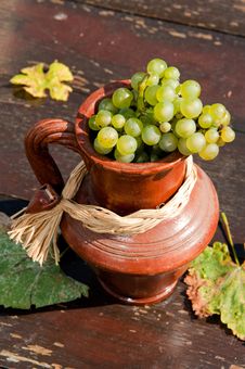 Ceramic Jug With Grape Royalty Free Stock Images Ceramic Jug With Grape Royalty Free Stock Images