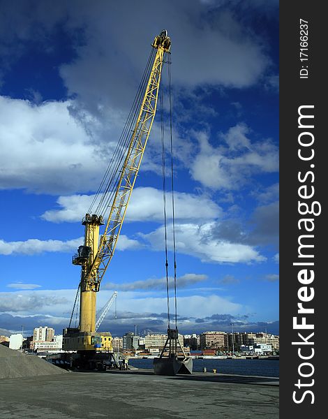 Crane for general cargo in the port of Alicante.