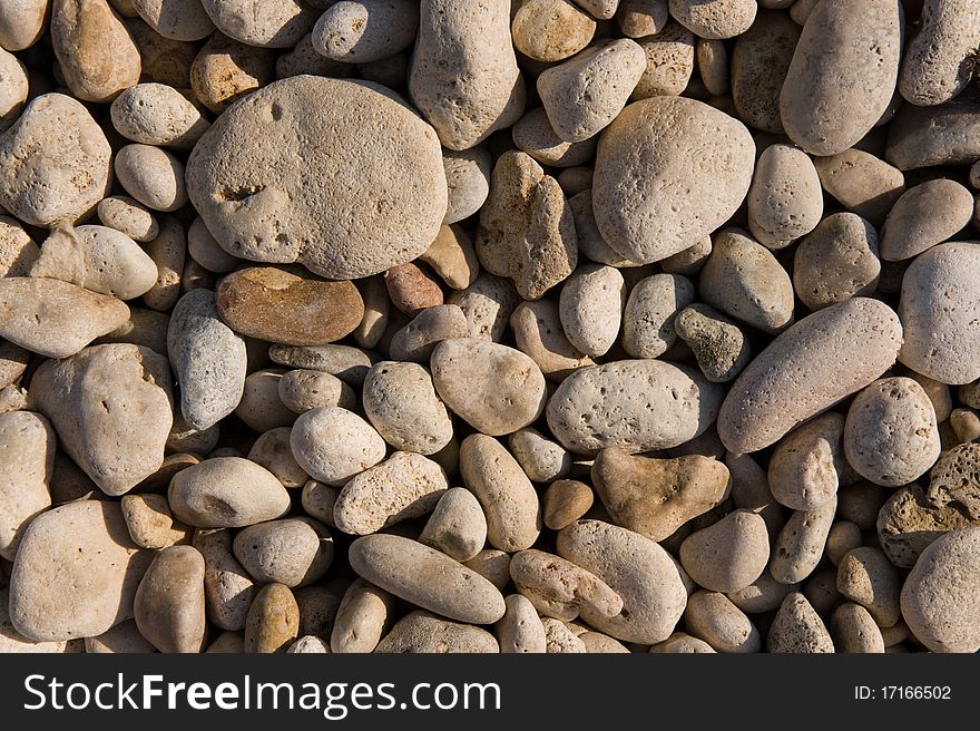 Photo marine pebbles of different colors illuminated by thesun