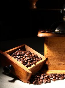 Old Grinder And Coffee Beans Stock Photography Old Grinder And Coffee Beans Stock Photography
