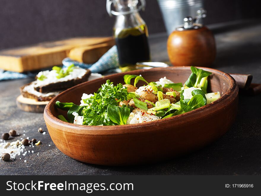 Salad with cucumber and white beans in bowl