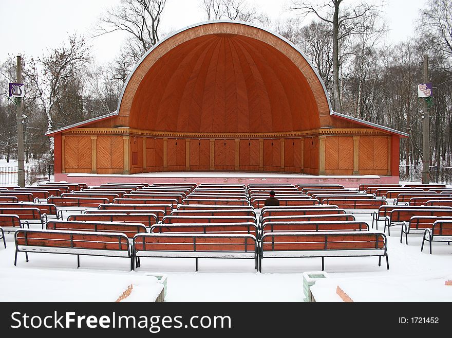 Alone in straw-hat theatre