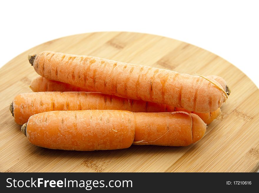 Fresh carrots onto wood plates
