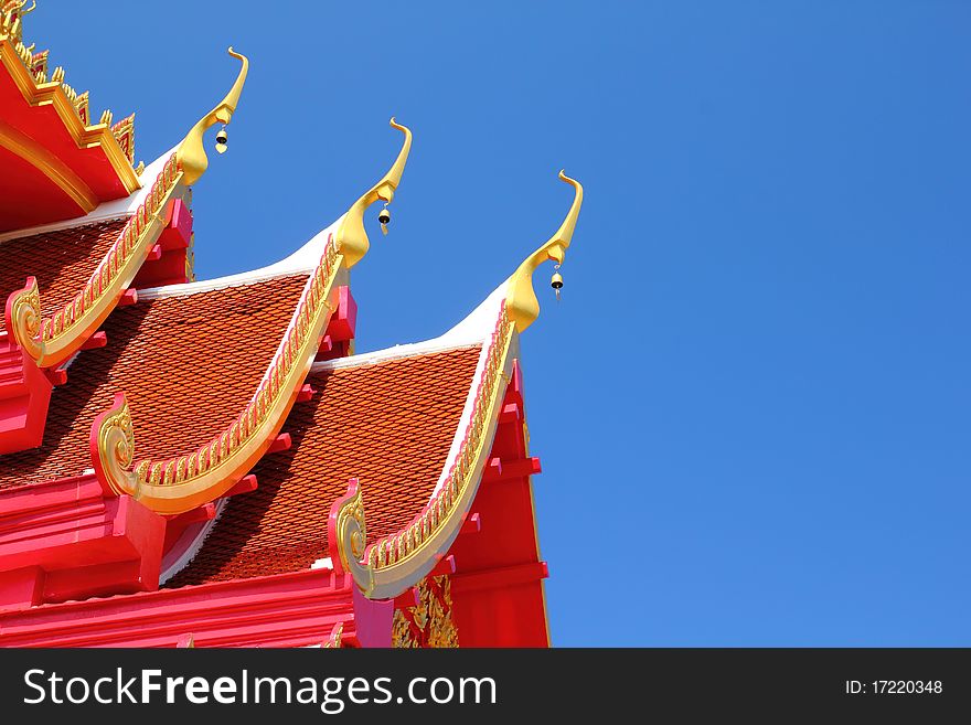 Roof temple of Thailand wiht bluesky