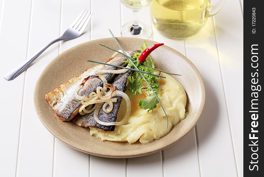 Grilled fish with mashed potatoes