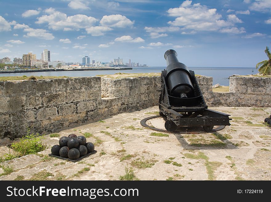 Defense cannons in old colonial Havana city (II)