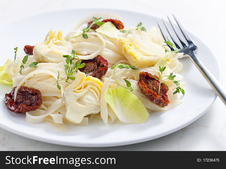 Pasta with dried tomatoes and artichokes