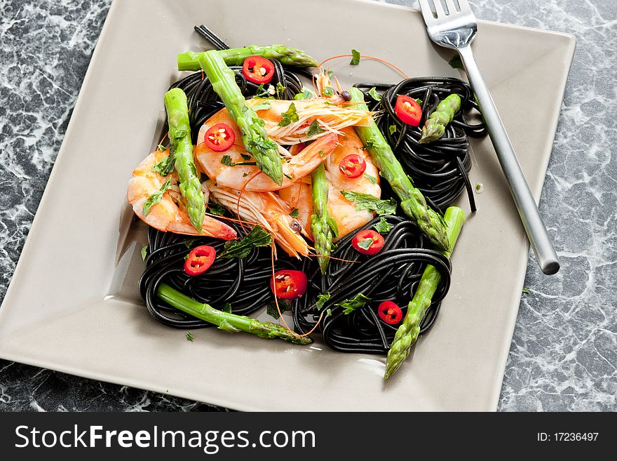 Sepia spaghetti with prawns, asparagus and chilli