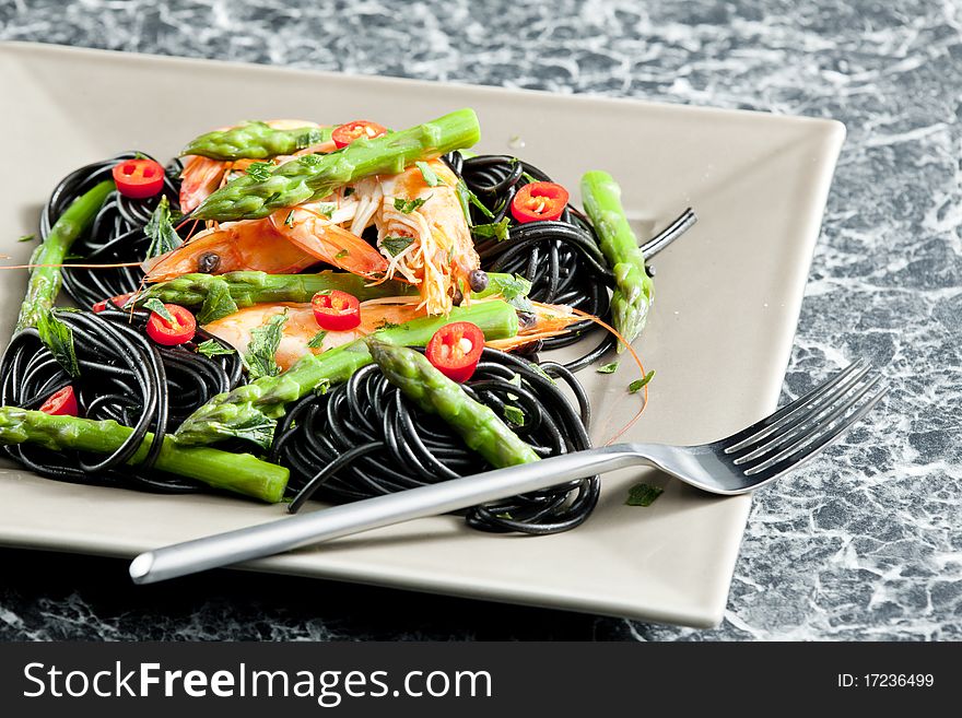 Sepia spaghetti with prawns, asparagus and chilli