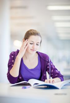 Pretty Female College Student In A Library Royalty Free Stock Photography Pretty Female College Student In A Library Royalty Free Stock Photography