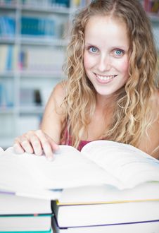 Pretty Female College Student In A Library Royalty Free Stock Images Pretty Female College Student In A Library Royalty Free Stock Images