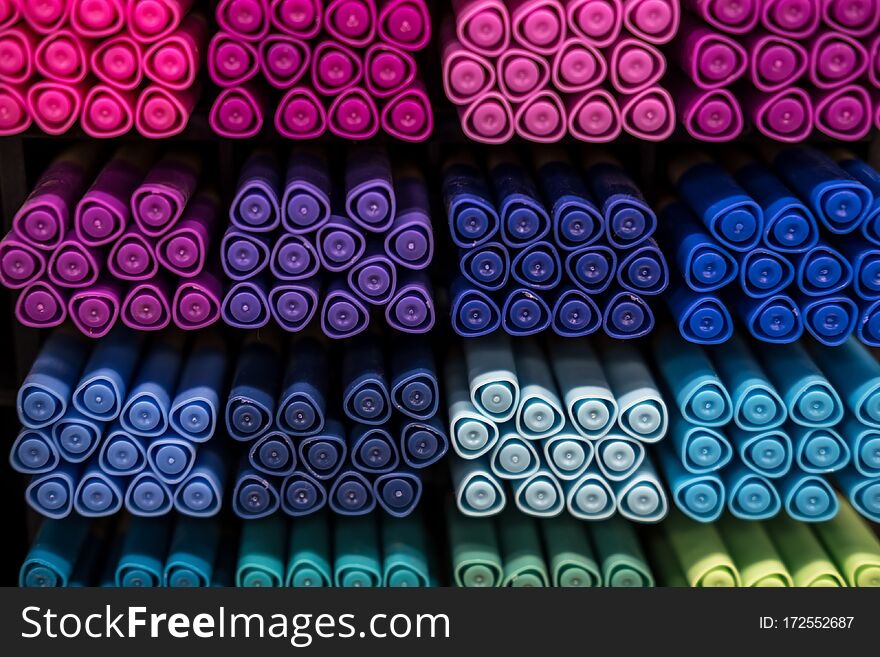 Many rows of various color sketch marker