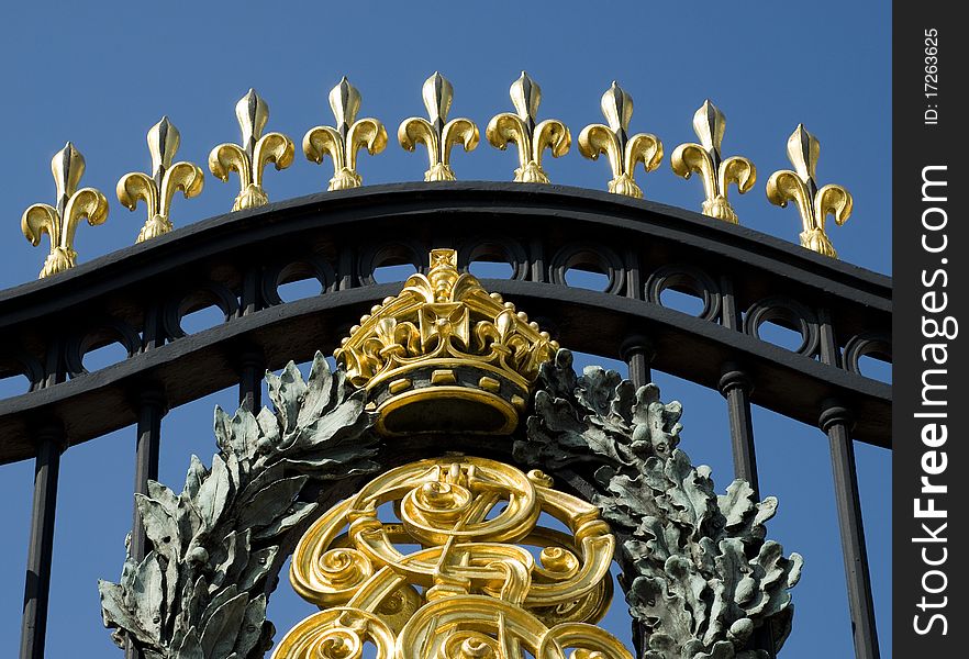 Front Gates at the main entrance of Buckingham Palace in London. Front Gates at the main entrance of Buckingham Palace in London.