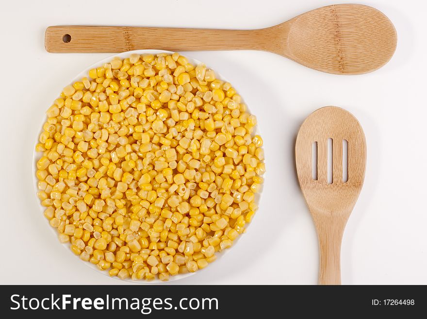 Canned corn in a circular plate on a white background.