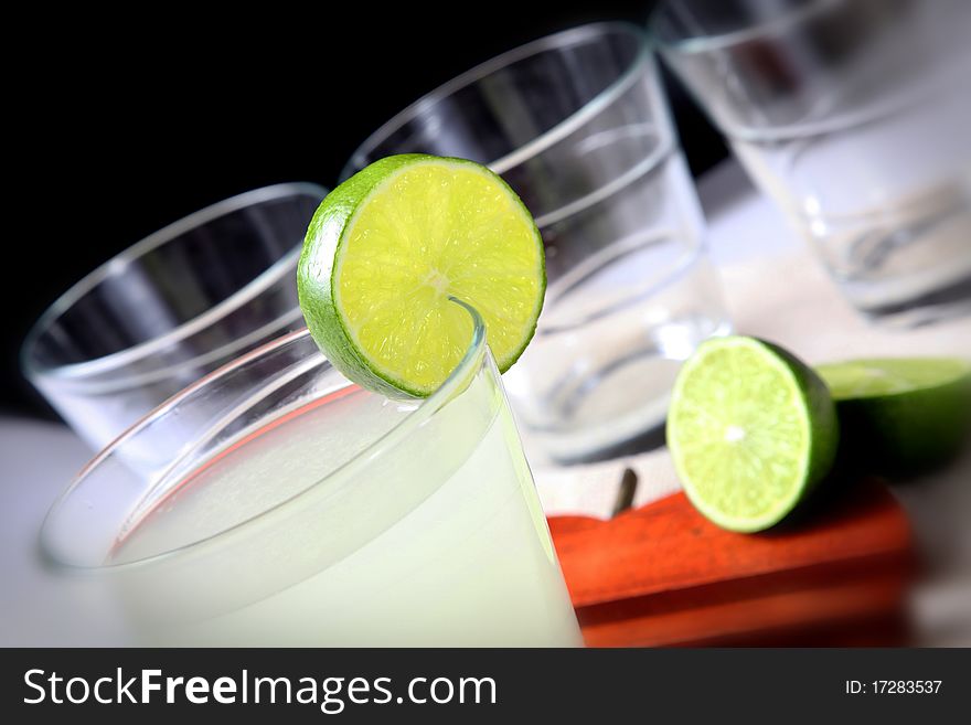 A glass of lemonade decorated with lemon slices