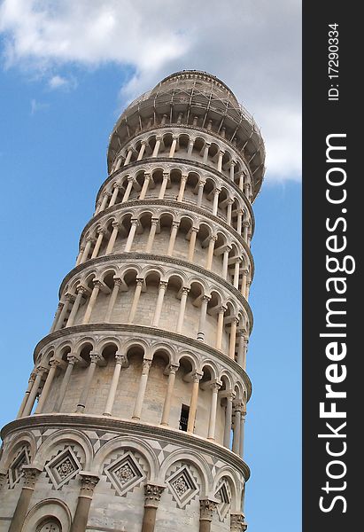 The leaning tower of Pisa with blue sky