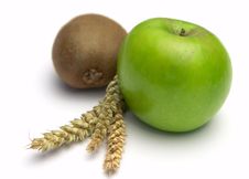 An Apple, A Kiwi And Wheat Royalty Free Stock Photography