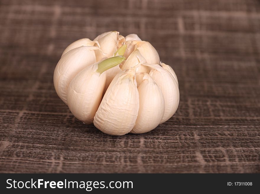 Rustic collection of garlic bulbs and cloth
