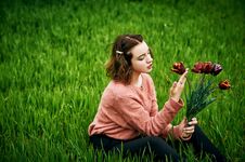 Romantic Girl With A Bouquet Of Flowers In The Spring Garden Royalty Free Stock Image