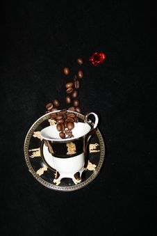 Coffee Beans Are Flying Into The Cup Royalty Free Stock Photography Coffee Beans Are Flying Into The Cup Royalty Free Stock Photography