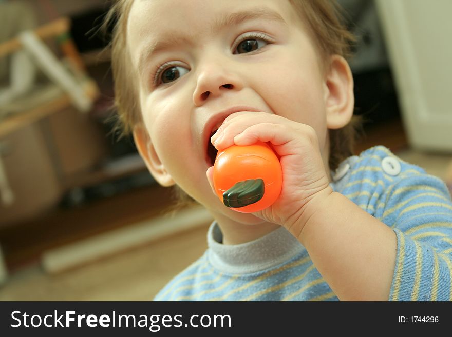 The child is played with carrots. The child is played with carrots