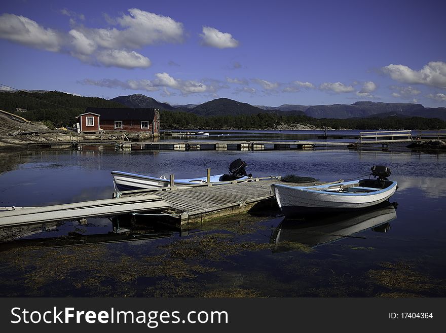 Beautifull Norway, bay  with boats and pier