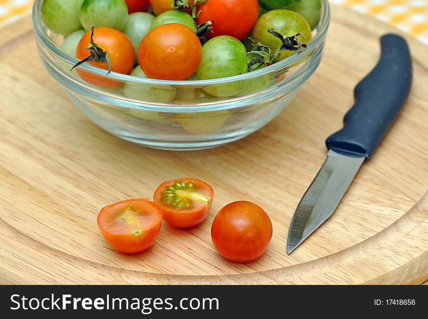 Green and Red tomatoes on cutting board.
