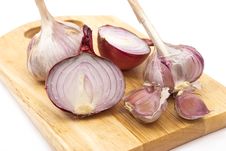 Garlic And Onion On A Wooden Plate Royalty Free Stock Photos Garlic And Onion On A Wooden Plate Royalty Free Stock Photos