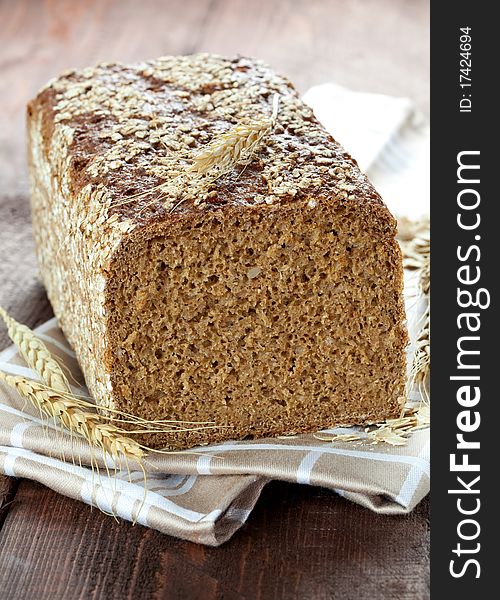 Fresh wholemeal bread on dishtowel