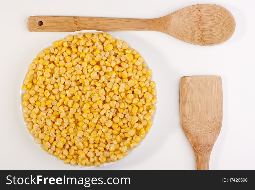 Canned corn in a circular plate on a white background.