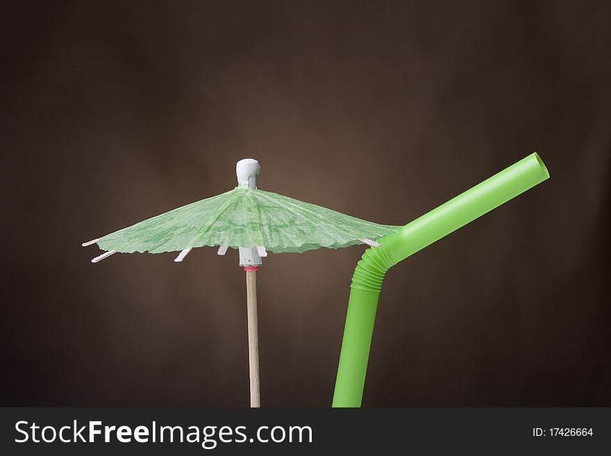 Paper umbrella and tubule to decorate the glasses with a cocktail.