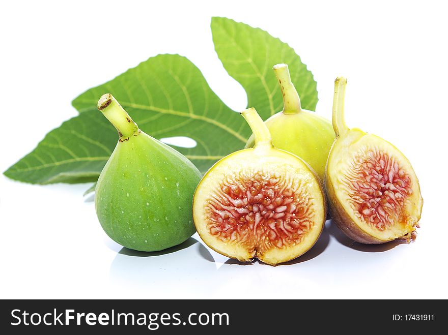 Presentation of ripe figs of Spanish origin on white