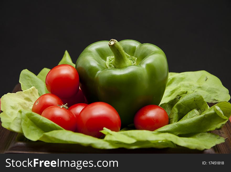 Paprika and cocktail tomatoes onto lettuce leaves