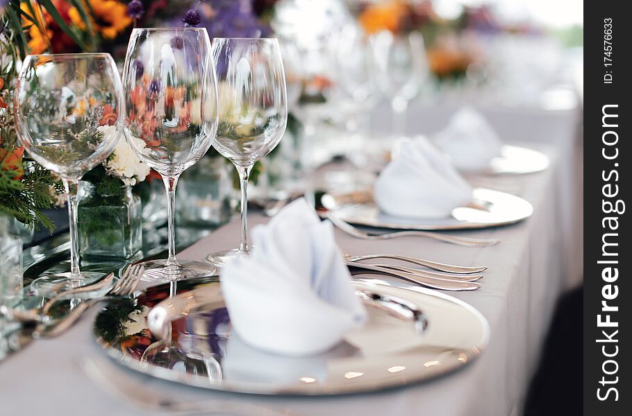 Table setting for a wedding or dinner event, with flowers