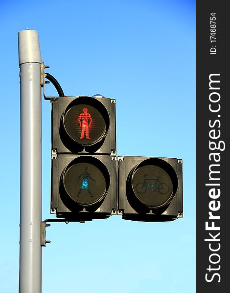 Image of traffic light changing to green and red