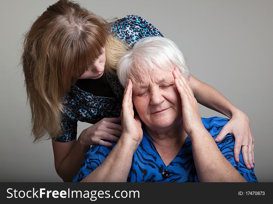 The elderly woman complains of a cephalalgia. The elderly woman complains of a cephalalgia