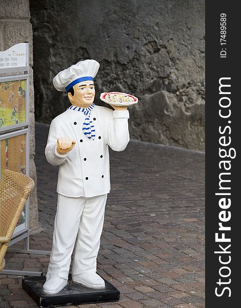 Statue of a pizza maker