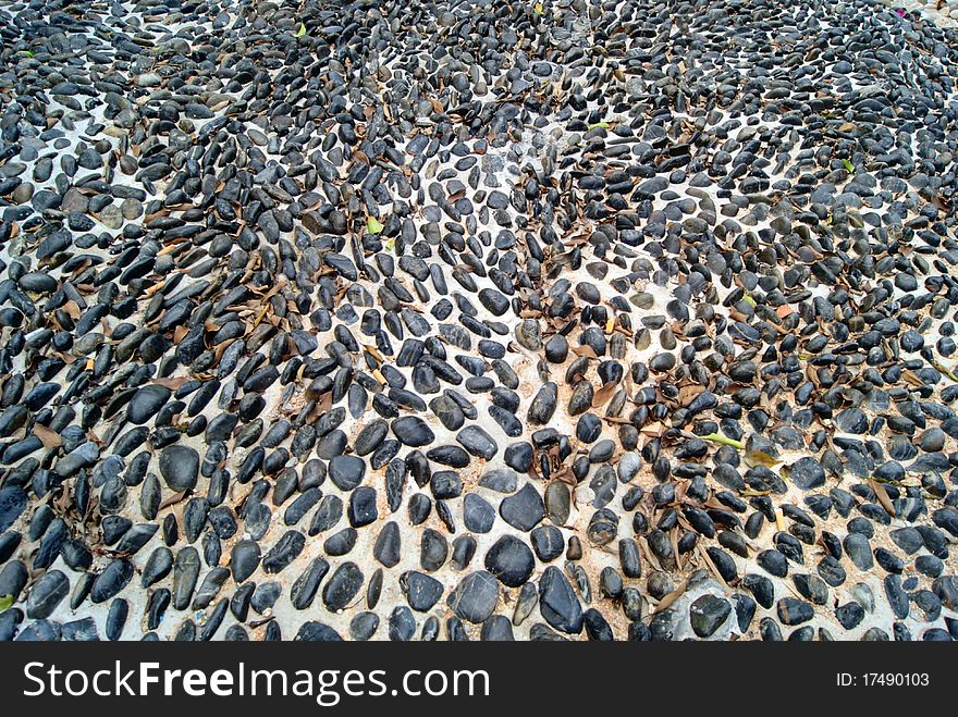 Black pebble-paved ground, like a painting; gives a lot of imagination.